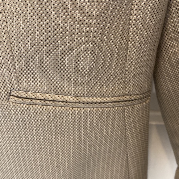 Beautiful tan with white stitching Tahari suit jacket. Size 6. NWOT. - Picture 5 of 7